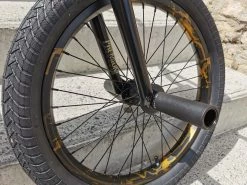 Cinema BMX HARO X PREMIUM Chad Kerley Custom Street 21′ Freecoaster -équipement vélo Soldes BMX HARO x PREMIUM x CINEMA Chad Kerley Custom Street 21 Freecoaster Black Gold 8 scaled 1