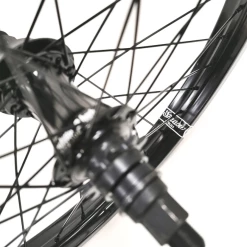 Roue SHADOW Arrière Definitiv K7 + 1 Guard PC -équipement vélo Soldes Roue SHADOW Arriere Definitiv K7 1 Guard PC 1