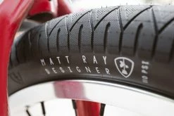 Pneu SUBROSA Designer Matt Ray 2.4 -équipement vélo Soldes Sub DesignerTire Black OnBike Tread CloseUp 5 WEB 1024x684 1