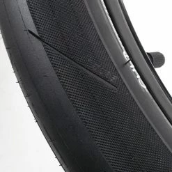 Pneu CULT Fast And Loose Walsh 2.40″ -équipement vélo Soldes fast loose walsh tire3 900x 1