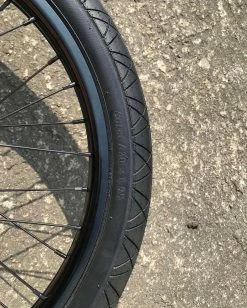 Pneu ECLAT Mugen Rigide 1’95 -équipement vélo Soldes pneu eclat flat mugen 195