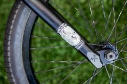 Fourche DEMOLITION Fox Kris Fox Invst Cast 28 -équipement vélo Soldes products IGNITION ONE KRIS FOX PAVIA LOW RES 2