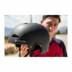 Casque SHADOW FeatherWeight In-Mold Matt Black -équipement vélo Soldes products casque shadow bmx featherweight matte black in mold 1